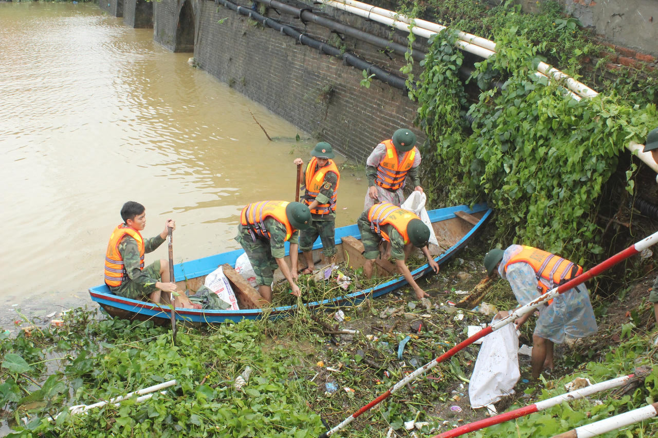 Lực lượng vũ trang tỉnh Thừa Thiên Huế tham gia khắc phục bão lụt