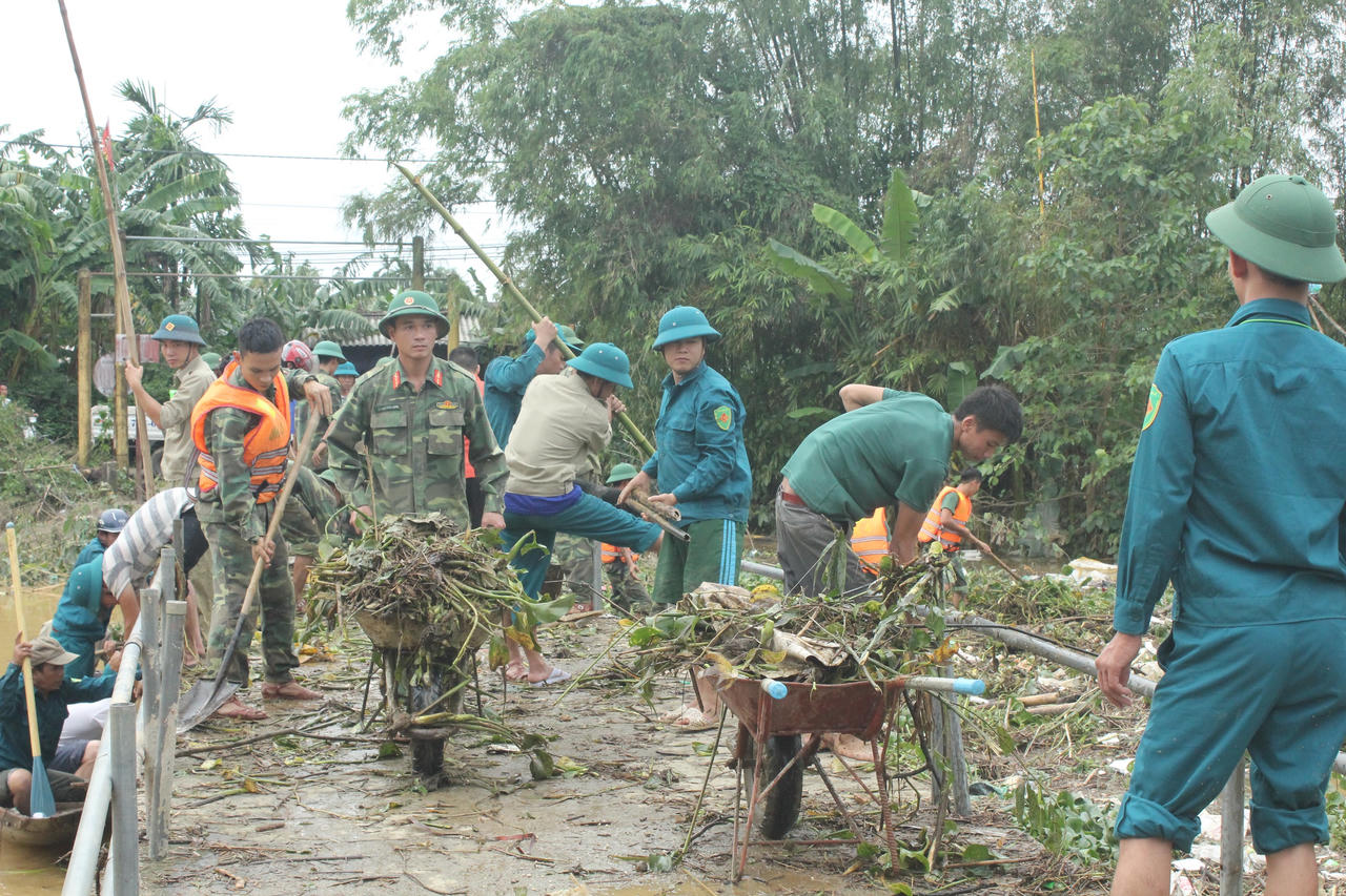 Lực lượng vũ trang tỉnh Thừa Thiên Huế tham gia khắc phục bão lụt
