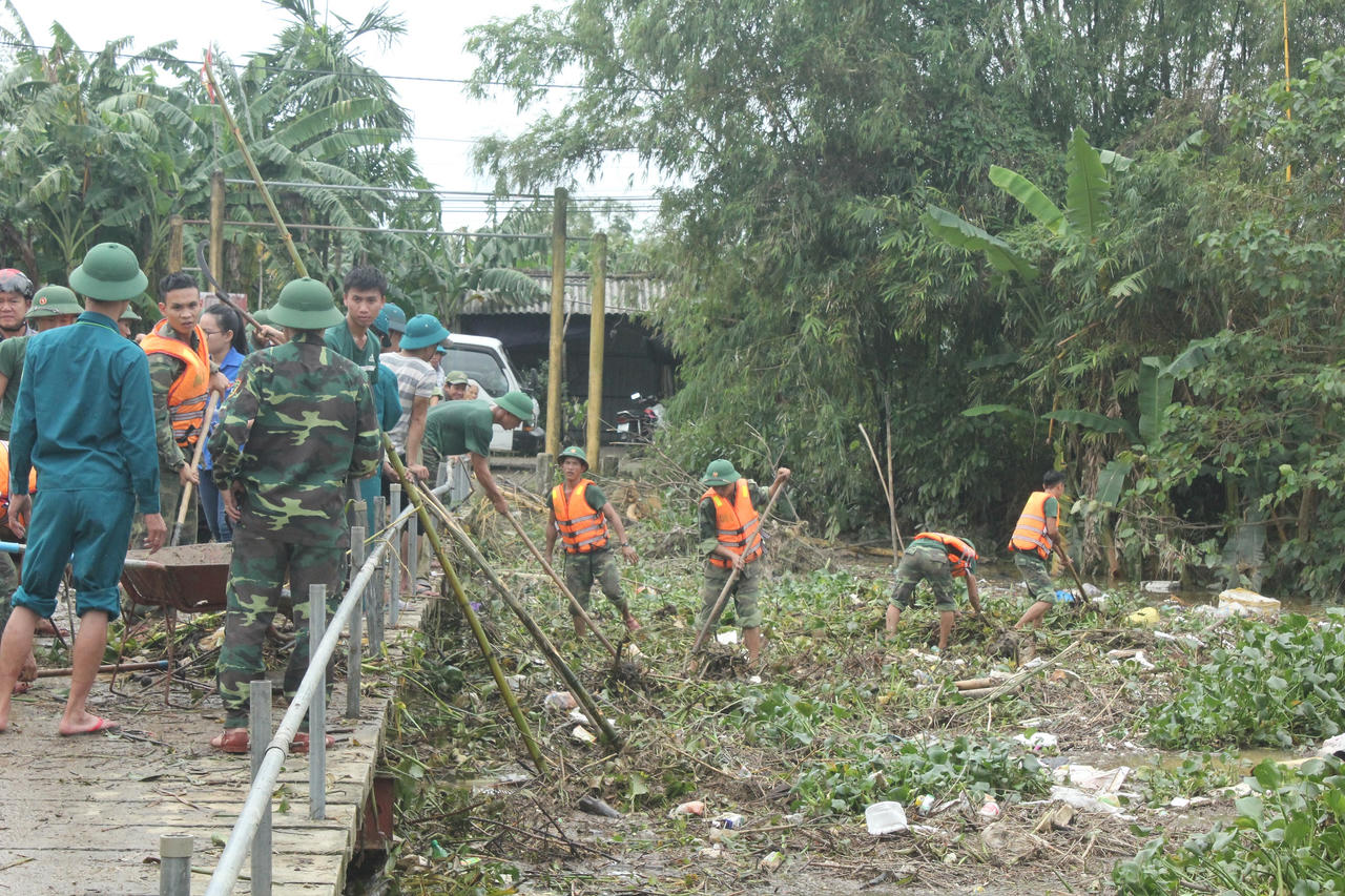 Lực lượng vũ trang tỉnh Thừa Thiên Huế tham gia khắc phục bão lụt