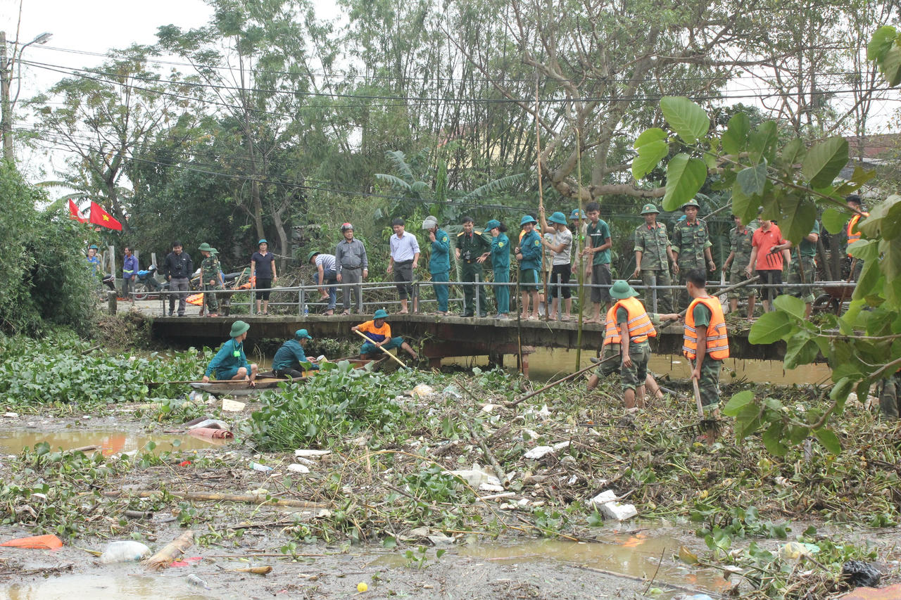 Lực lượng vũ trang tỉnh Thừa Thiên Huế tham gia khắc phục bão lụt
