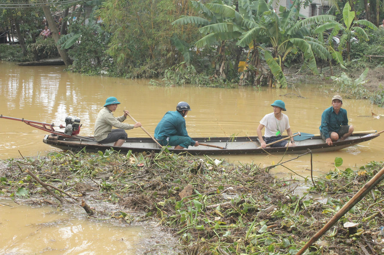 Lực lượng vũ trang tỉnh Thừa Thiên Huế tham gia khắc phục bão lụt