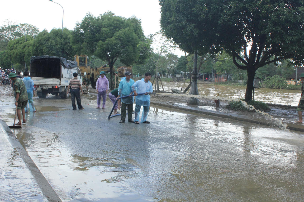 Lực lượng vũ trang tỉnh Thừa Thiên Huế tham gia khắc phục bão lụt