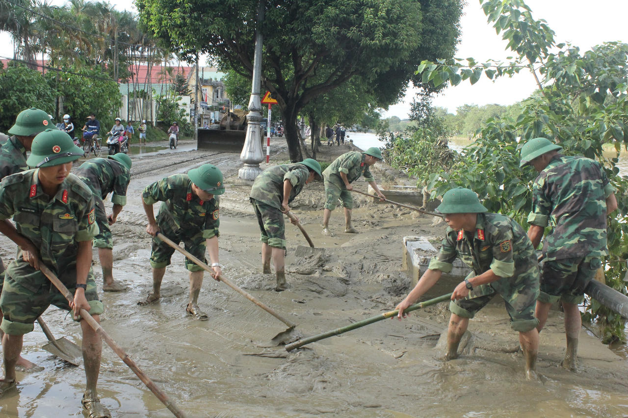 Lực lượng vũ trang tỉnh Thừa Thiên Huế tham gia khắc phục bão lụt