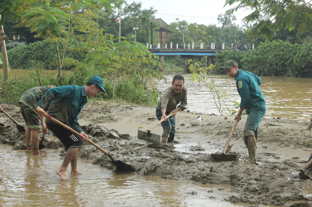 Lực lượng vũ trang tỉnh Thừa Thiên Huế tham gia khắc phục bão lụt