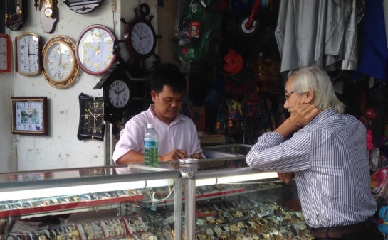 Bất chấp tính mạng lao vào lũ dữ cứu bà già rơi xuống cống