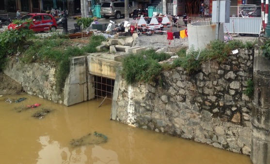 Bất chấp tính mạng lao vào lũ dữ cứu bà già rơi xuống cống