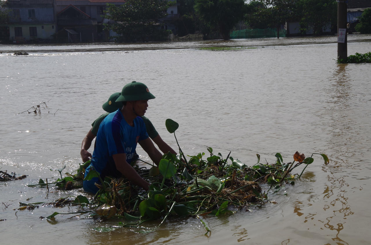 Hơn 100 cán bộ, chiến sĩ tham gia khắc phục lũ lụt tại Quảng Điền