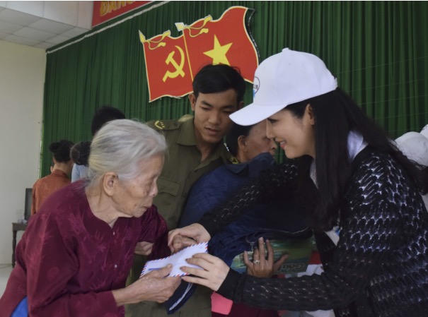 Hoa hậu Giáng My thăm và tặng quà cho  bà con vùng lũ, lụt. 