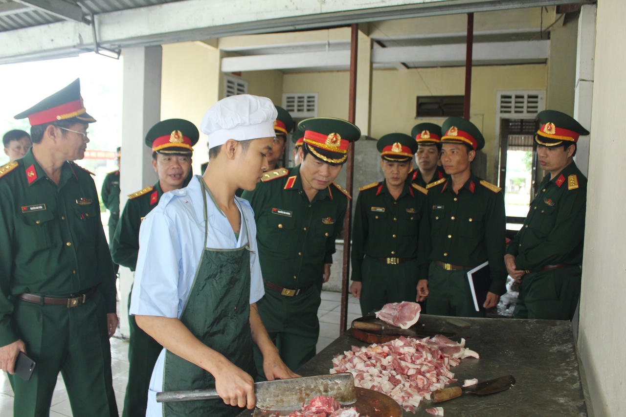 Quân khu 4 hỗ trợ người phụ nữ mất chồng con do lũ lụt 