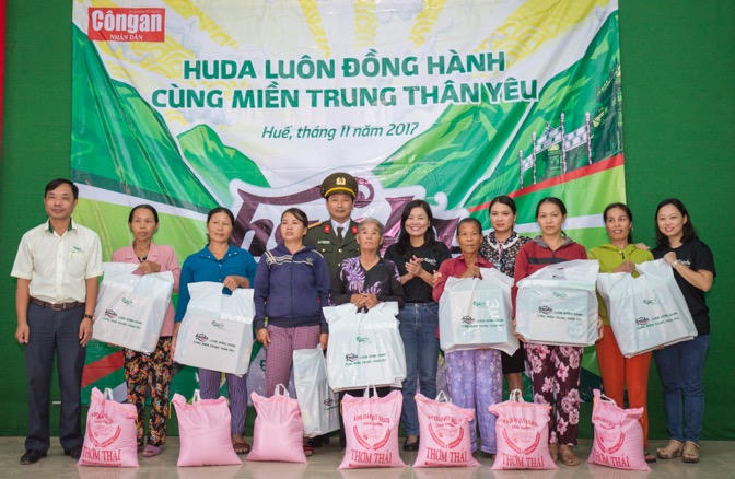 Carlsberg Việt Nam trao 5000 suất quà hỗ trợ người dân Miền trung