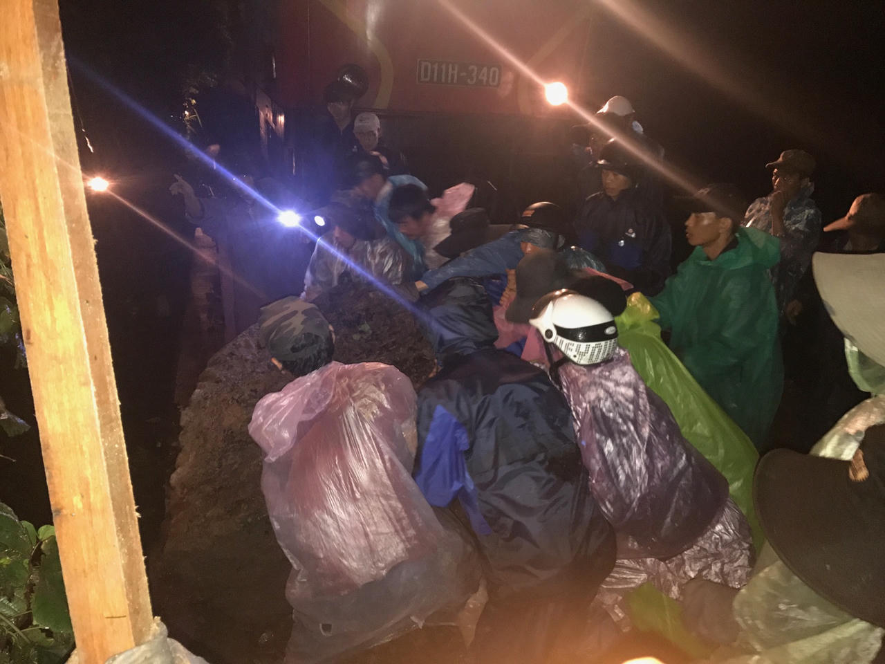 Cứu nạn thành công đoàn tàu Bắc – Nam mắc kẹt do lở núi ở đèo Hải Vân