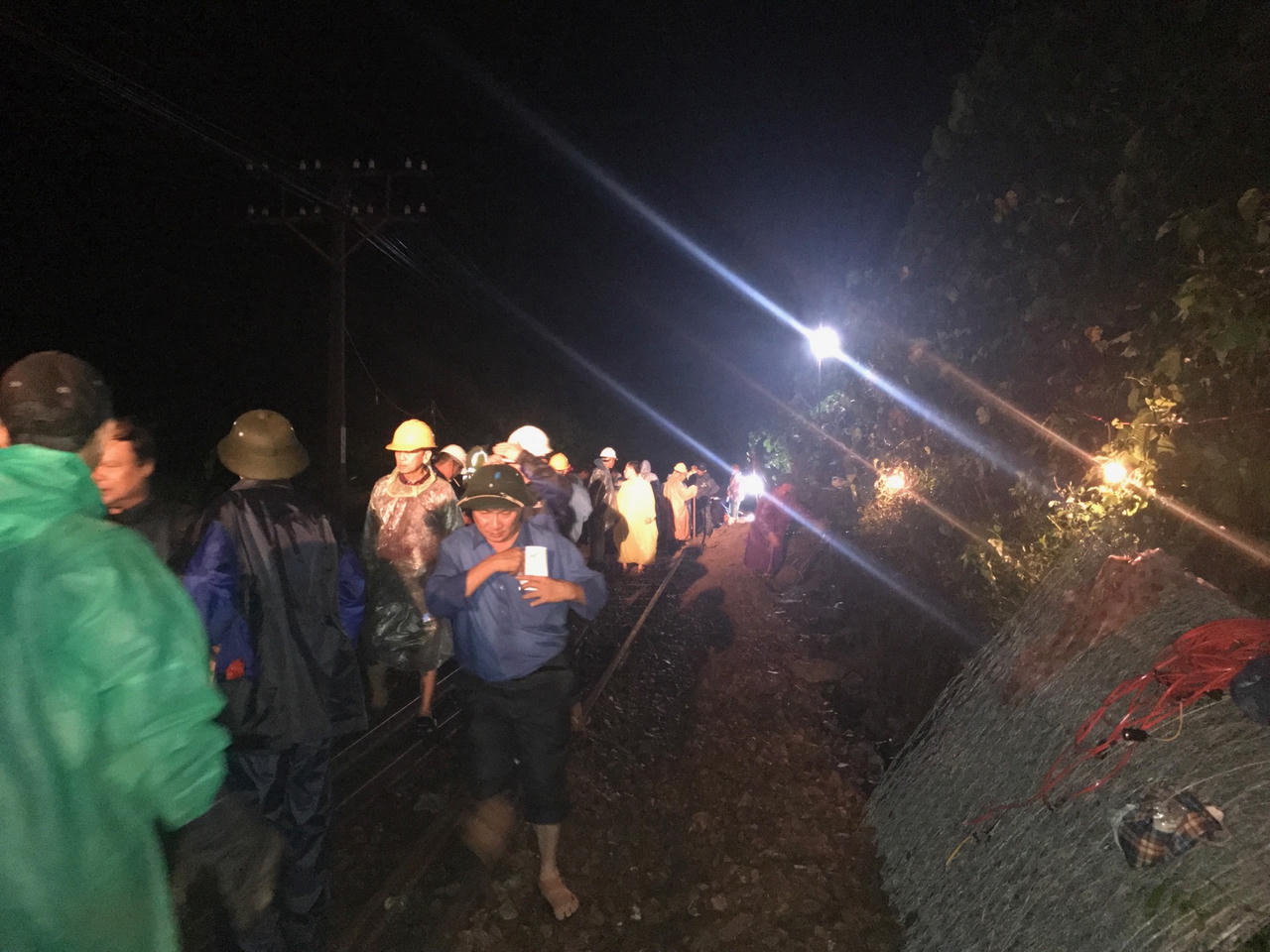 Cứu nạn thành công đoàn tàu Bắc – Nam mắc kẹt do lở núi ở đèo Hải Vân