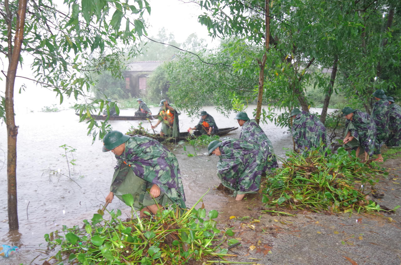 Cán bộ, chiến sĩ đội mưa lội nước lũ giúp người dân Hương Thủy           