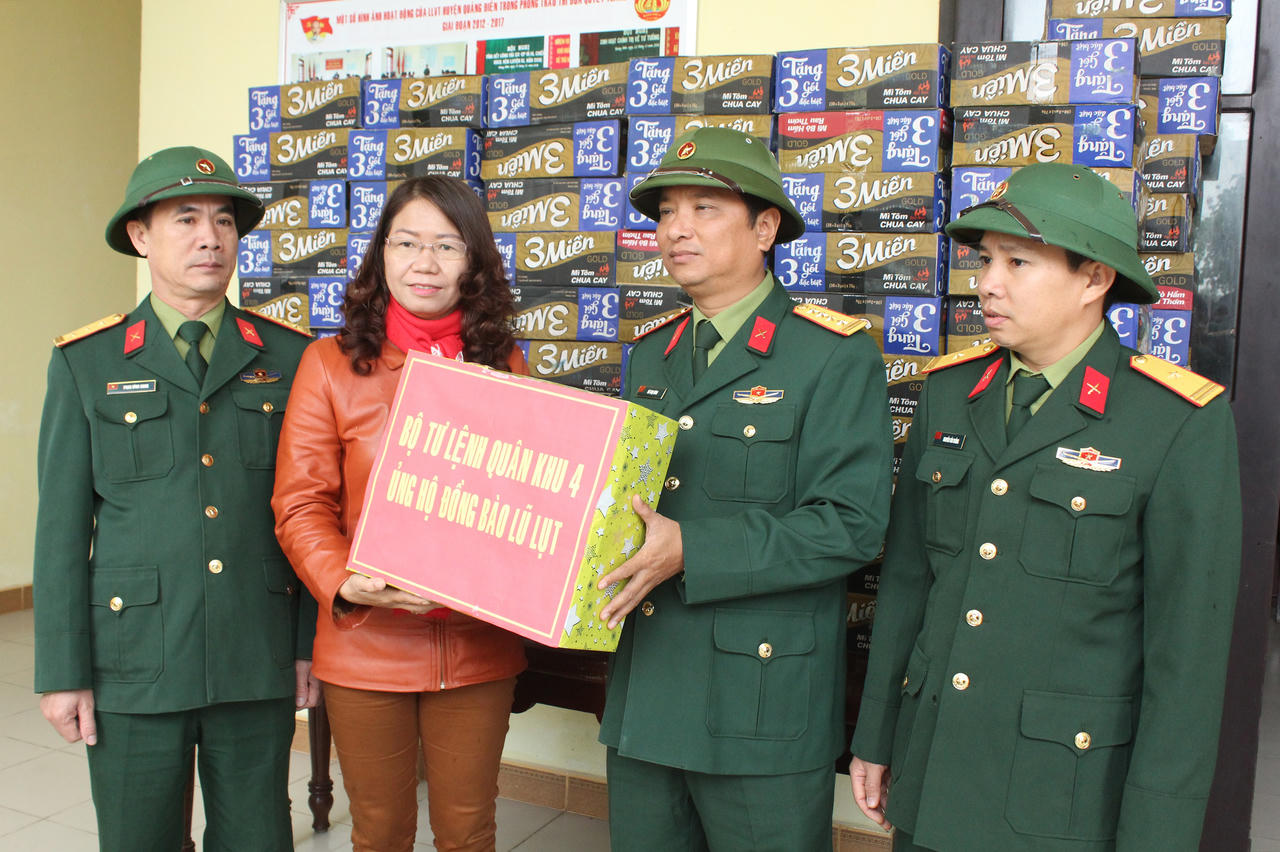 Quân khu 4 tặng 4 tấn mì tôm cho nhân dân vùng lũ tỉnh Thừa Thiên Huế  &nbsp;        