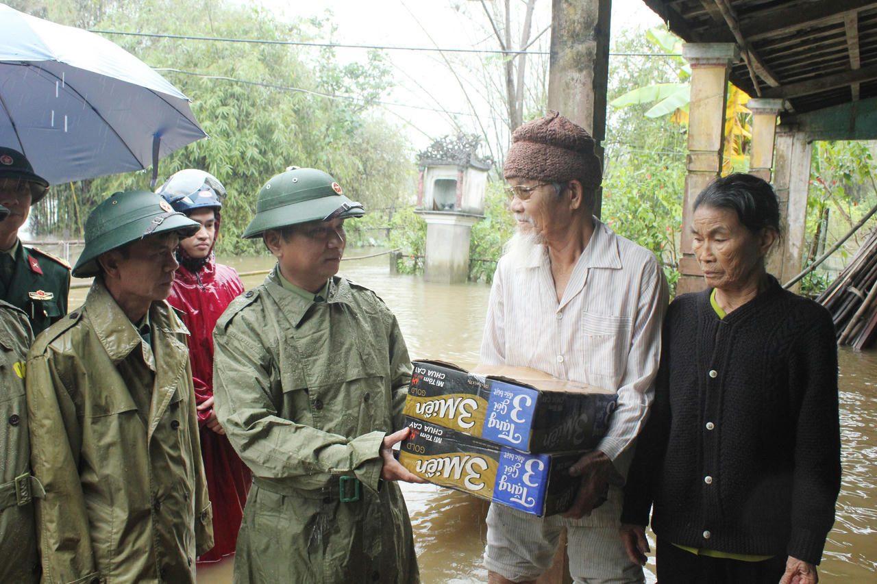 Quân khu 4 tặng 4 tấn mì tôm cho nhân dân vùng lũ tỉnh Thừa Thiên Huế  &nbsp;        