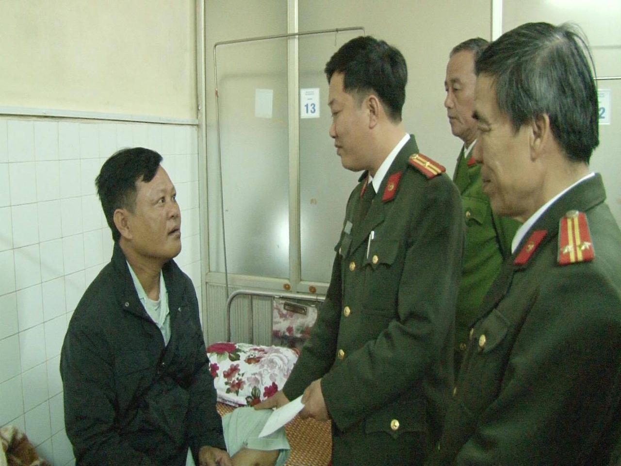 Công an Huế thăm hỏi quần chúng dũng cảm bắt trộm bị thương tích