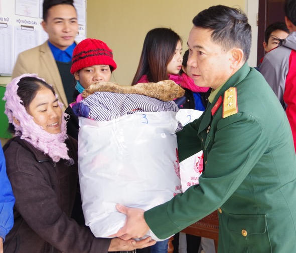 Đoàn KT-QP 92 Bộ CHQS tỉnh Thừa Thiên Huế Tặng 200 suất quà cho đồng bào nghèo