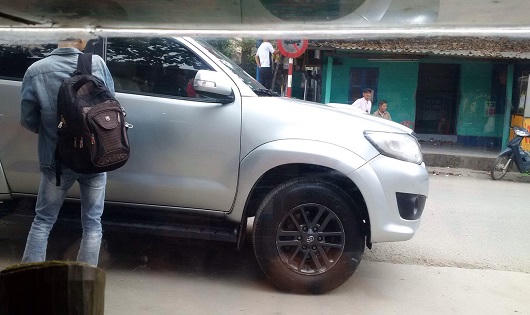 Xe dù núp bóng xe hợp đồng hạng sang “đại náo” phố phường