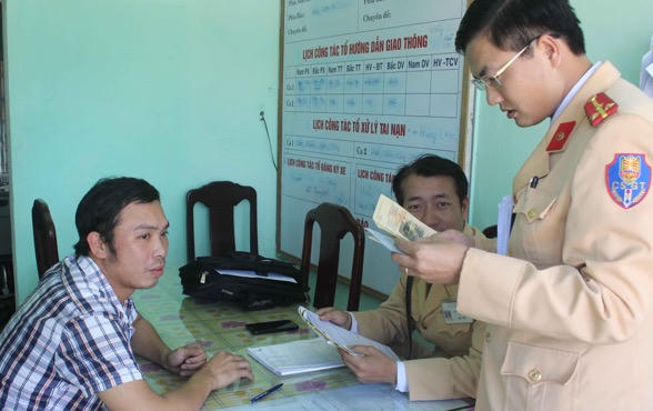 Bắt giữ xe ô tô 7 chỗ kinh doanh “trá hình”