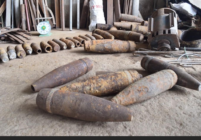 Thu giữ nhiều đạn pháo nguy hiểm tại một cơ sở mua bán phế liệu