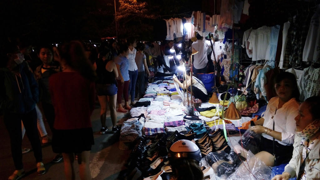 Dở khóc dở cười ở khu chợ đêm sinh viên tự phát tại Huế