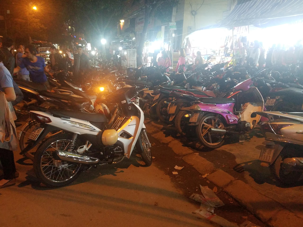 Dở khóc dở cười ở khu chợ đêm sinh viên tự phát tại Huế