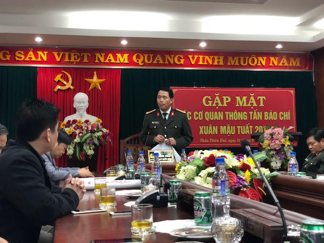 Giám đốc Công an tỉnh TT - Huế khen thưởng phóng viên Báo Pháp luật Việt Nam