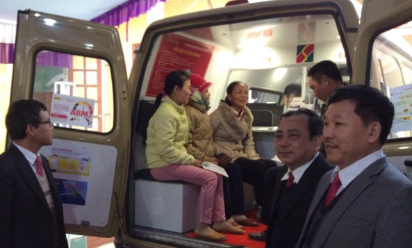 Agribank đưa 'Ngân hàng di động' về với người dân Quảng Bình