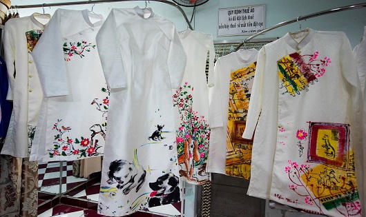 Độc đáo nghệ thuật vẽ hình những chú cún trên áo dài