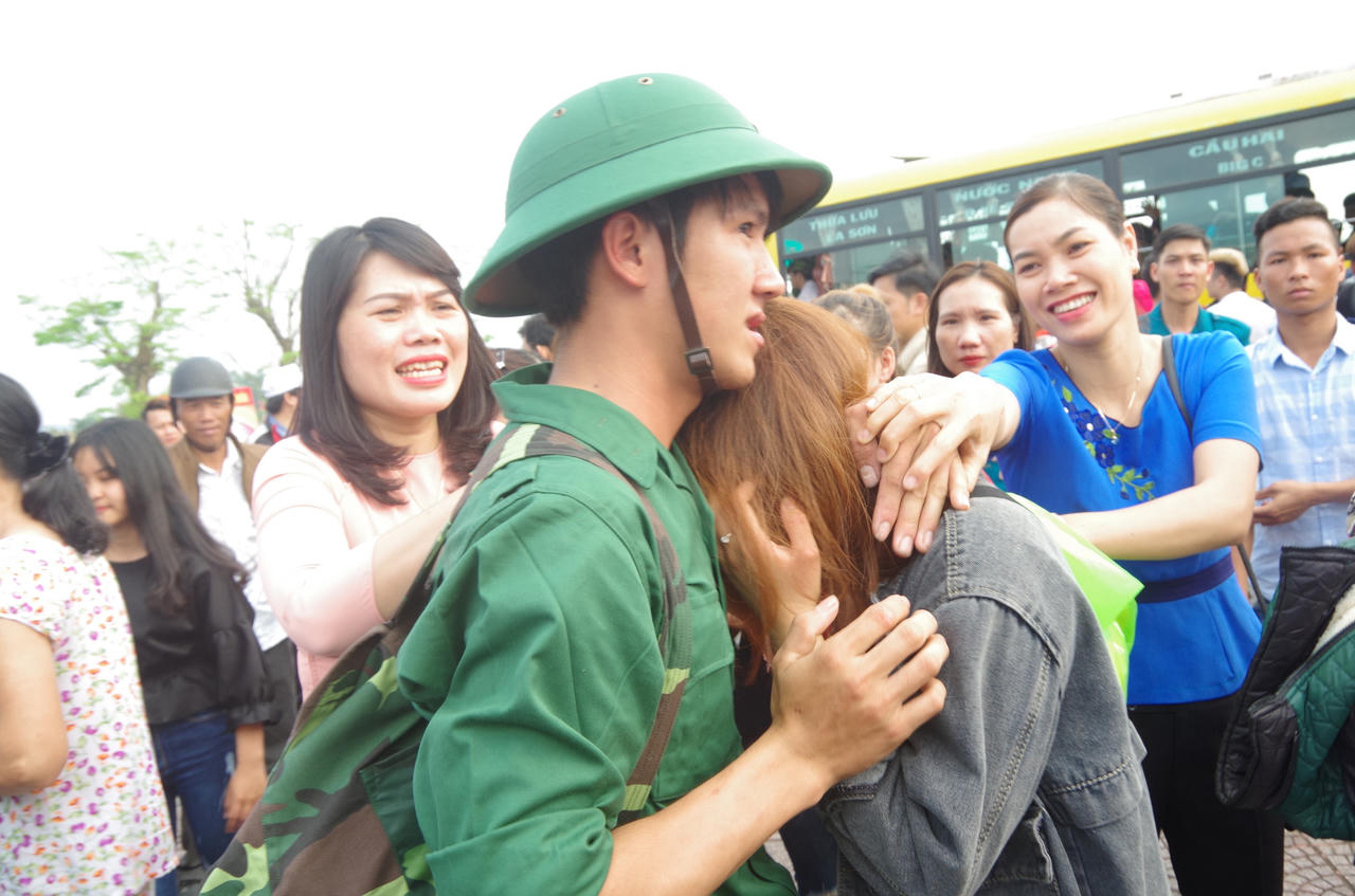 Gần 1.500 thanh niên Huế hồ hởi lên đường nhập ngũ