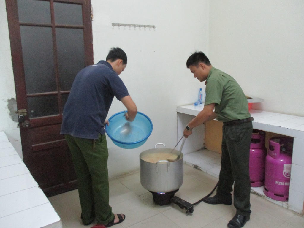 Đoàn thanh niên Công an thị xã Hương Trà với Chương trình “Nồi cháo yêu thương”