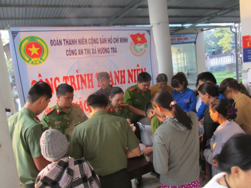 Đoàn thanh niên Công an thị xã Hương Trà với Chương trình “Nồi cháo yêu thương”