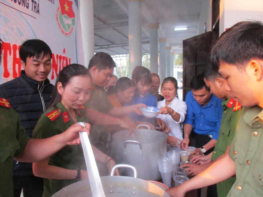 Đoàn thanh niên Công an thị xã Hương Trà với Chương trình “Nồi cháo yêu thương”