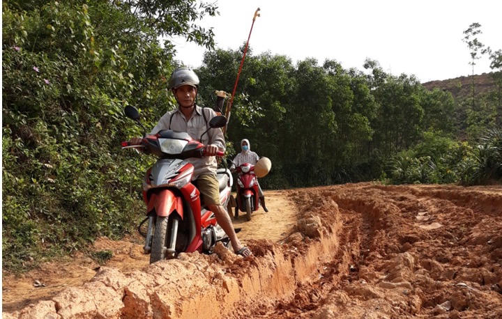 Huế: Dân khổ sở vì đường vào khu di tích lầy lội