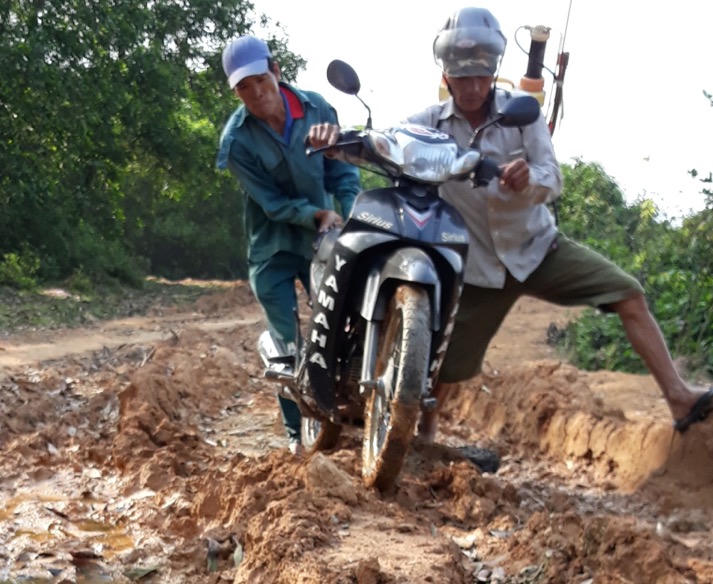 Huế: Dân khổ sở vì đường vào khu di tích lầy lội