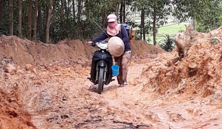 Huế: Dân khổ sở vì đường vào khu di tích lầy lội