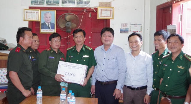 Bộ đội Biên phòng Thừa Thiên Huế chúc Tết Bunpimay nhân dân và lực lượng vũ trang Lào