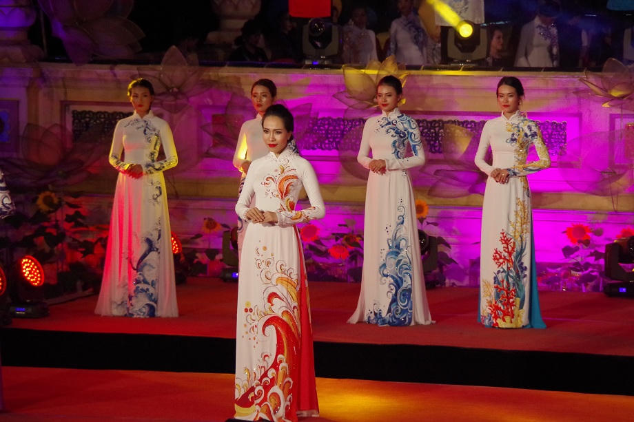 Lung linh, tinh tế Lễ hội Áo dài 'Huế vàng son'