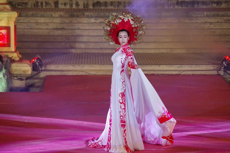 Lung linh, tinh tế Lễ hội Áo dài 'Huế vàng son'