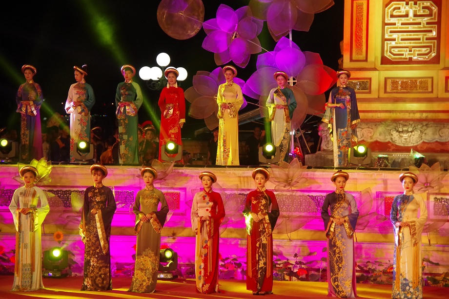 Lung linh, tinh tế Lễ hội Áo dài 'Huế vàng son'