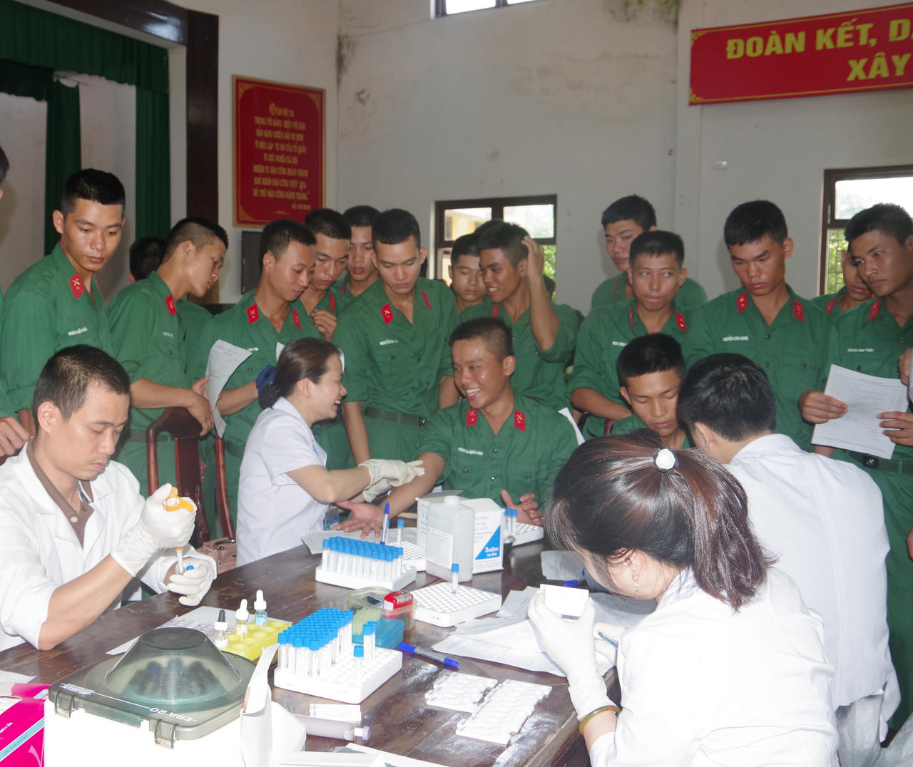 Gần 300 cán bộ chiến sĩ Thừa Thiên Huế hiến máu tình nguyện