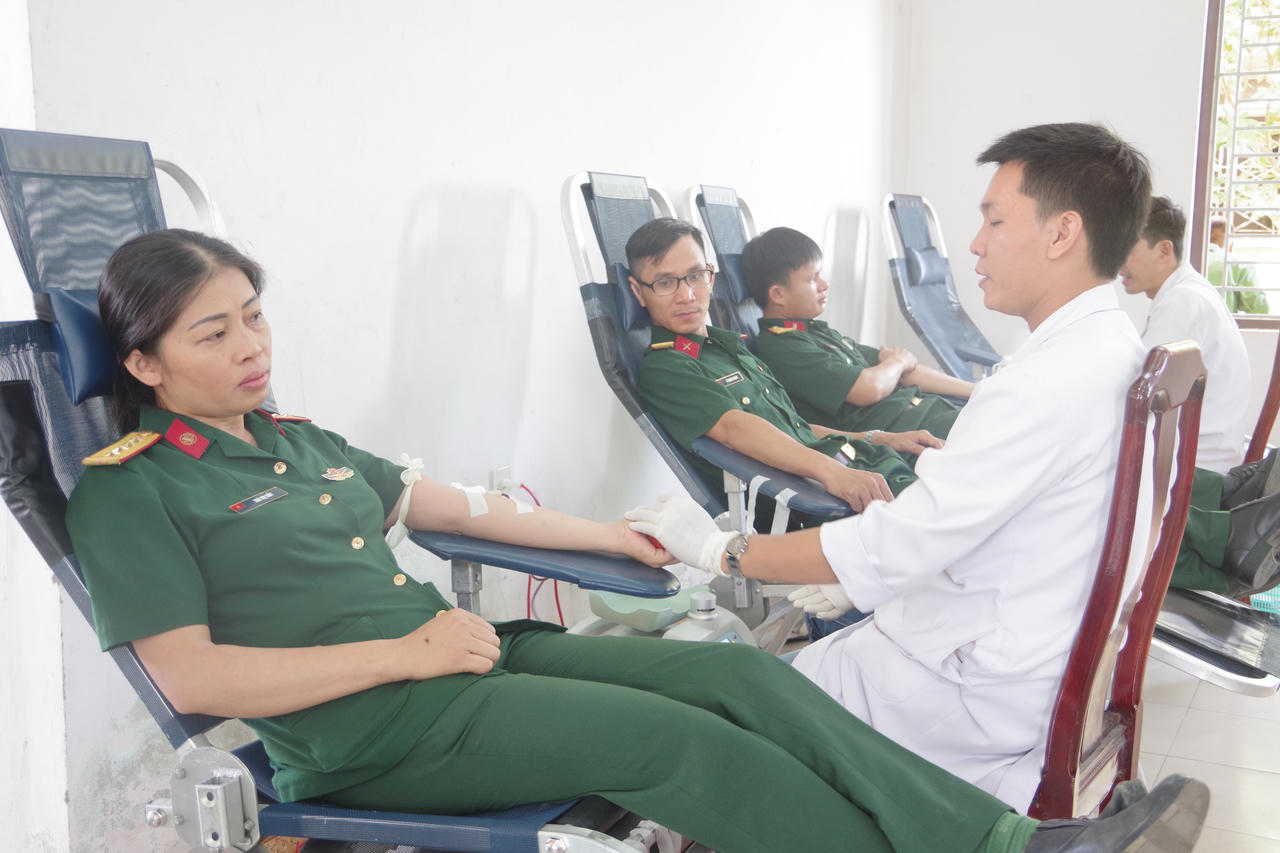 Gần 300 cán bộ chiến sĩ Thừa Thiên Huế hiến máu tình nguyện
