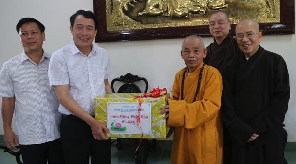 Huế: Công an tỉnh thăm các chức sắc Phật giáo nhân Đại lễ Phật Đản PL.2562 