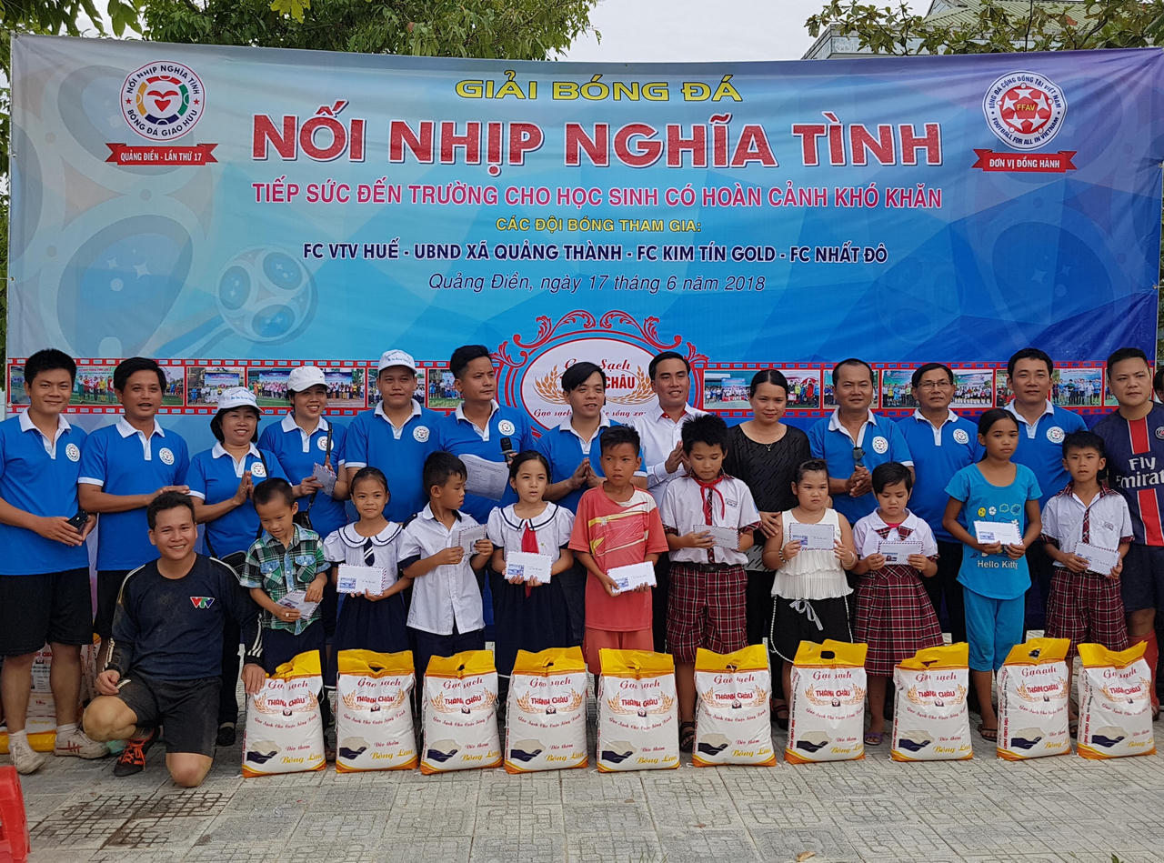 Giải bóng tiếp sức học sinh nghèo ở Huế đến trường