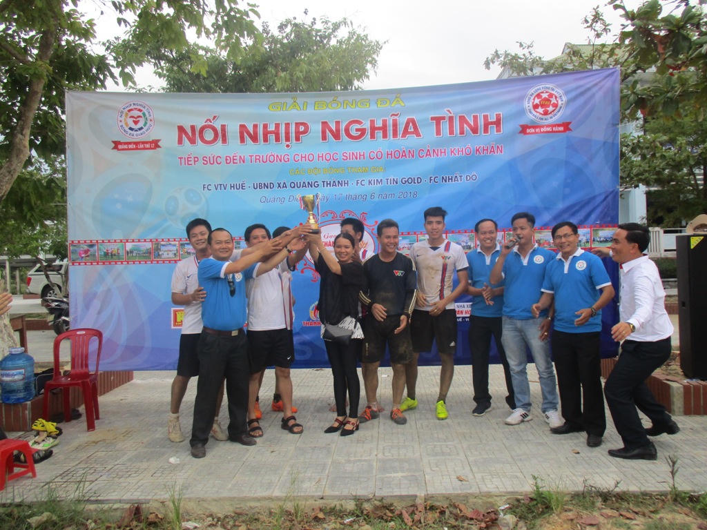 Giải bóng tiếp sức học sinh nghèo ở Huế đến trường