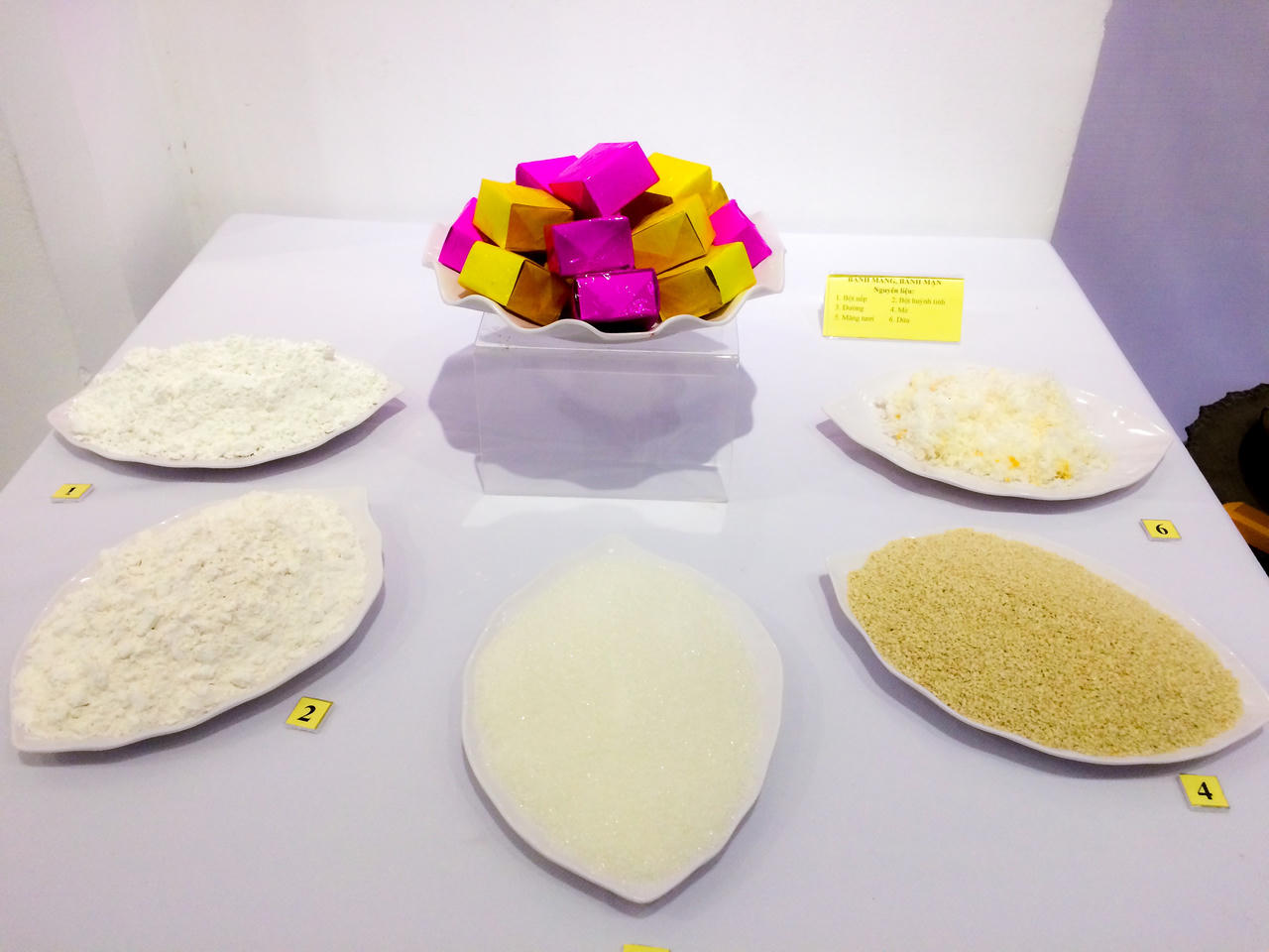 Đặc sắc triển lãm 'Hương sắc bánh Huế'