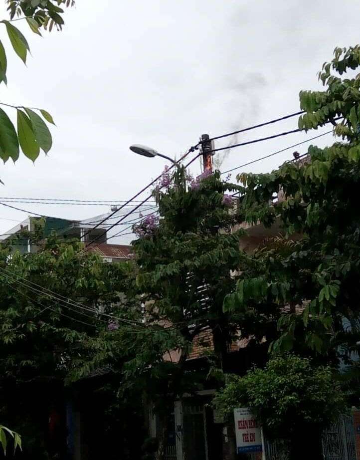 Một cột điện bốc cháy giữa trời nắng