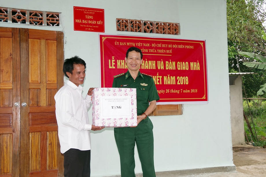 Trao nhà “Đại đoàn kết” cho gia đình có công với cách mạng