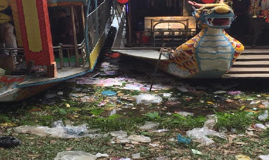 Sau lễ hội điện Hòn Chén, Sông Hương ngập tràn trong rác và vàng mã