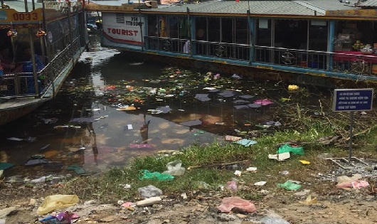 Sau lễ hội điện Hòn Chén, Sông Hương ngập tràn trong rác và vàng mã